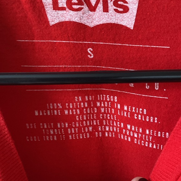 EUC Levi’s Graphic T-shirt Unisex - Picture 3 of 4